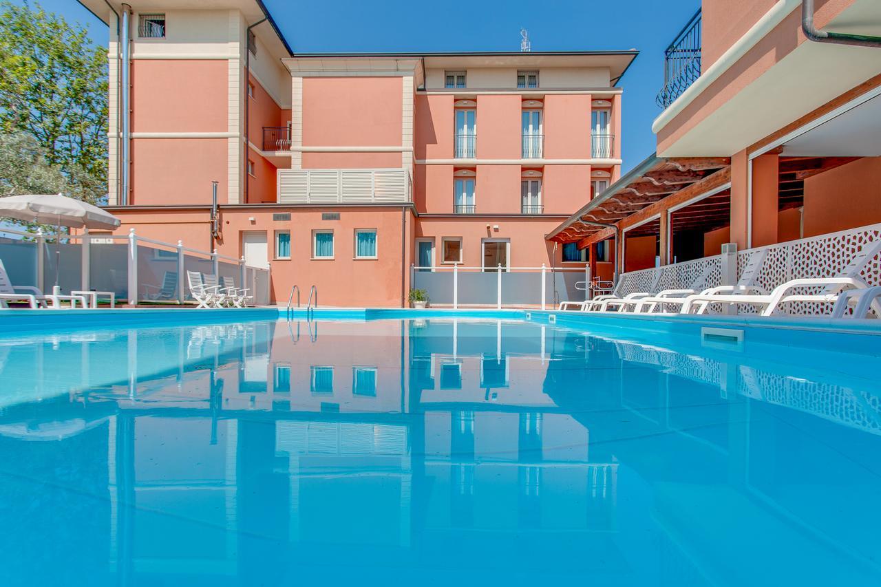 Hotel De La Ville Cesenatico Eksteriør billede